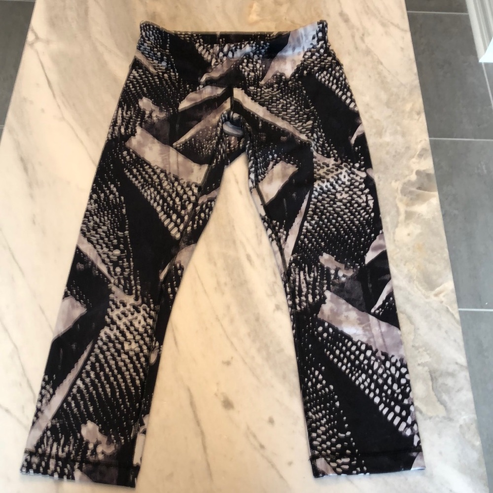 Lululemon size 6 cropped
